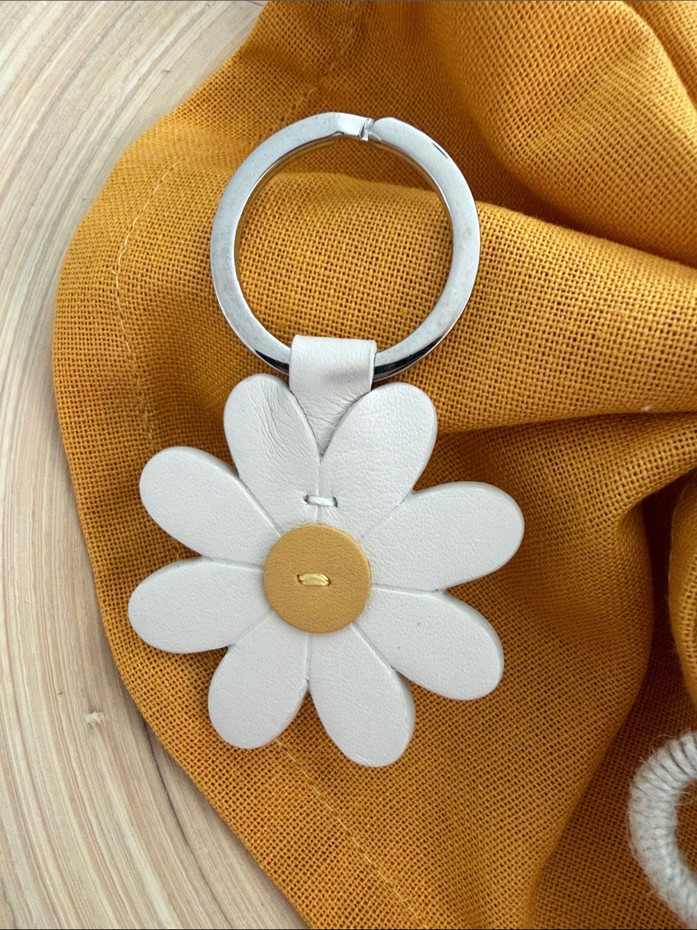 Coach Cream Leather Daisy Keyring with Silver Hardware - Picture 6 of 7